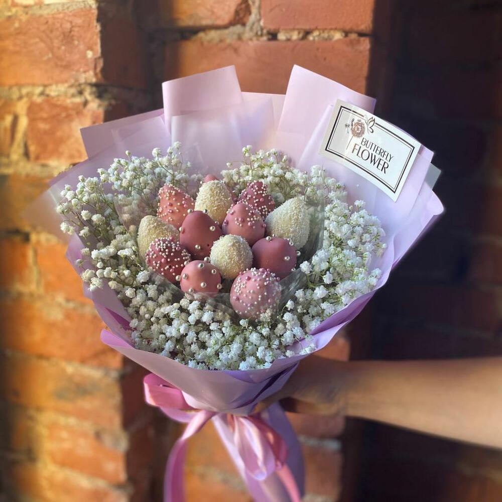 Съедобный фруктовый букет из клубники в шоколаде и гипсофилы "Клубничный небосвод" Съедобный фруктовый букет из клубники в шоколаде и гипсофилы "Клубничный небосвод"