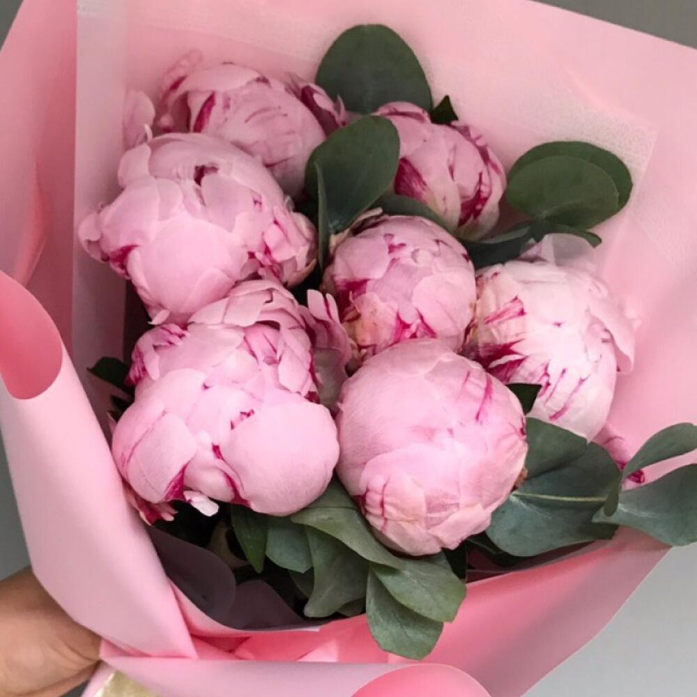 Пионы розовые с эвкалиптом на день рождения, маме, сестре, коллеге
